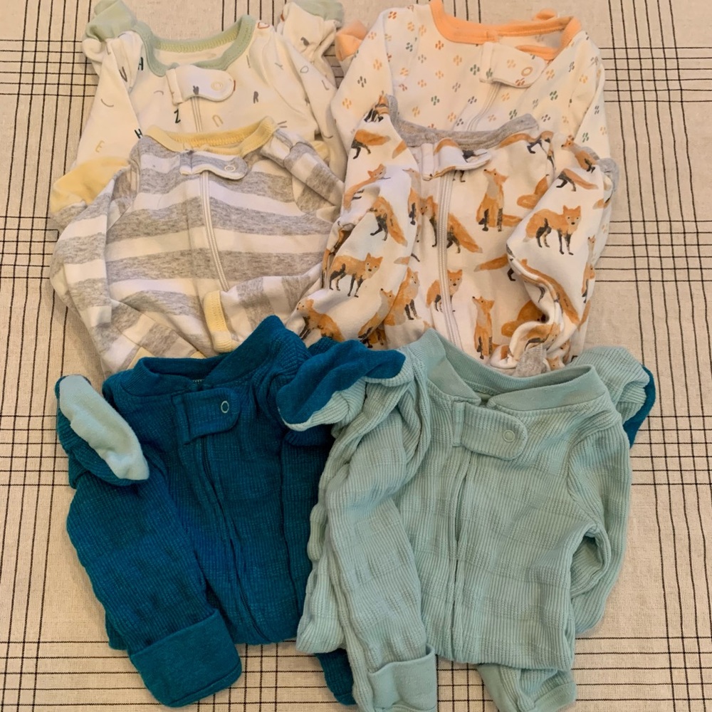 Lot- 6 newborn cloud island sleepers/footies.